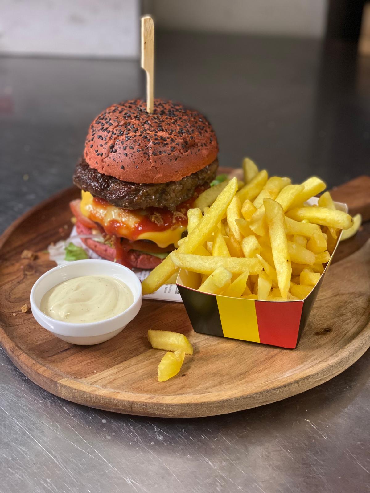 Hamburger met friet — De Wijngaard